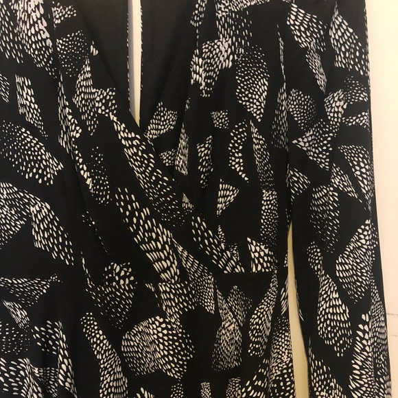 Express Flowy V Neck Dress - Picture 3 of 5